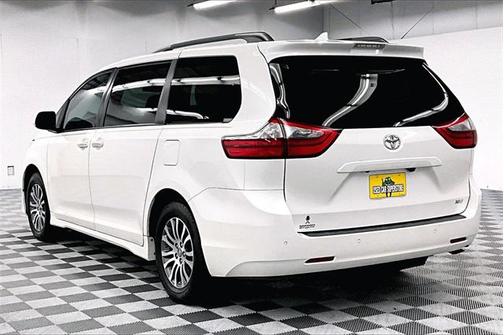 2020 Toyota Sienna XLE