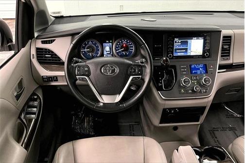 2020 Toyota Sienna XLE