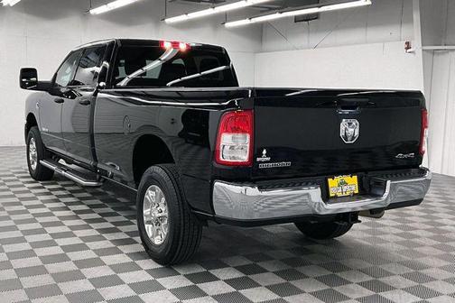 Diamond Black Crystal Pearlcoat 2024 RAM 3500 Big Horn Crew Cab 4x4 8' Box