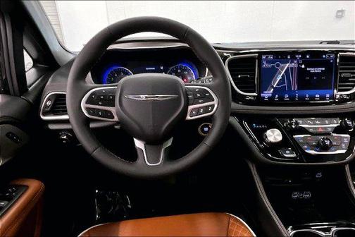Diamond Black Crystal Pearlcoat 2025 Chrysler Pacifica L