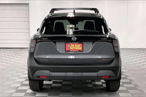 Gun Metallic/Super Black 2025 Nissan Kicks SR