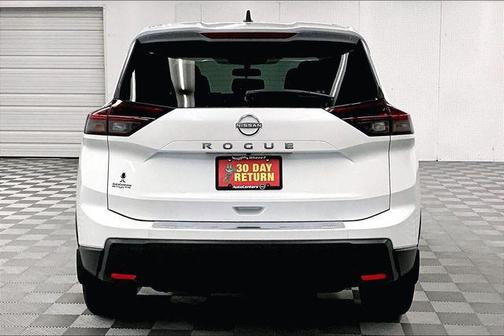 Everest White Pearl Tricoat 2026 Nissan Rogue SV