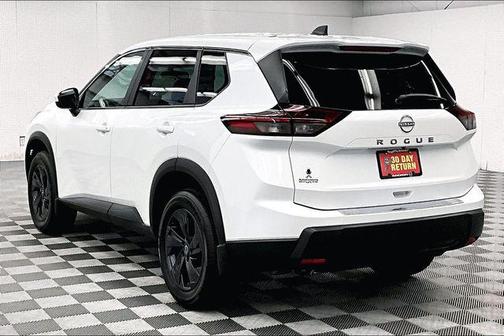 Everest White Pearl Tricoat 2026 Nissan Rogue SV