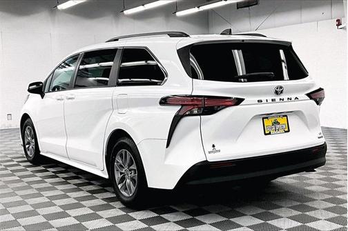 2022 Toyota Sienna LE