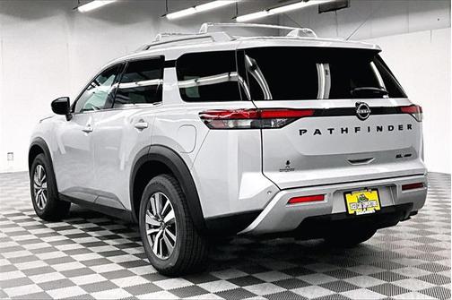 2023 Nissan Pathfinder SL 4WD