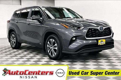 Magnetic Gray Metallic 2024 Toyota Highlander Hybrid XLE