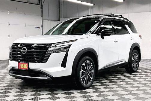 Everest White Pearl/Black 2026 Nissan Pathfinder Platinum