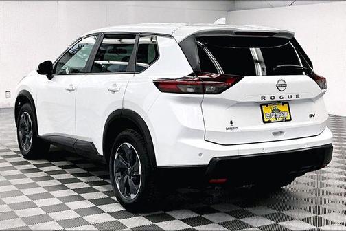 Everest White Pearl 2024 Nissan Rogue SV