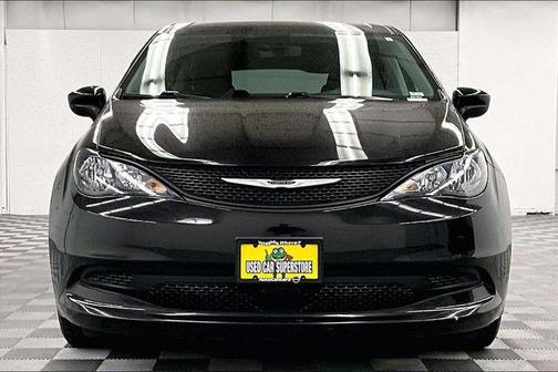 Brilliant Black Crystal Pearlcoat 2023 Chrysler Voyager LX