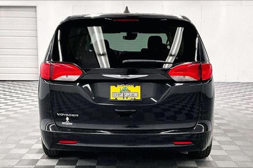 Brilliant Black Crystal Pearlcoat 2023 Chrysler Voyager LX