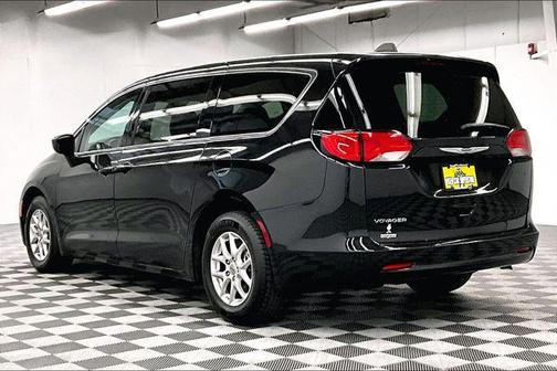 Brilliant Black Crystal Pearlcoat 2023 Chrysler Voyager LX