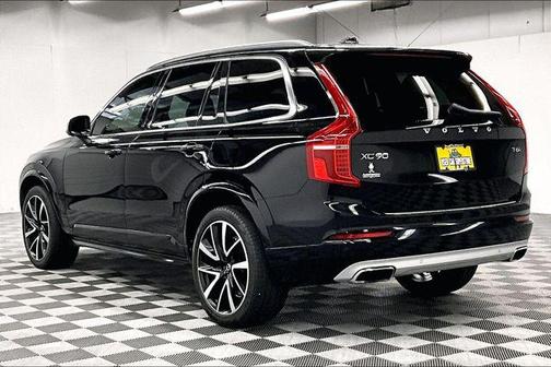 Onyx Black Metallic 2021 Volvo XC90 T6 Momentum