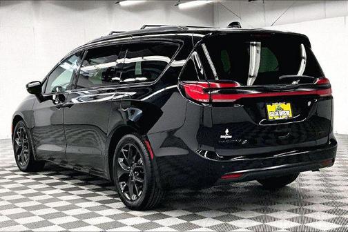 Diamond Black Crystal Pearlcoat 2025 Chrysler Pacifica Limited