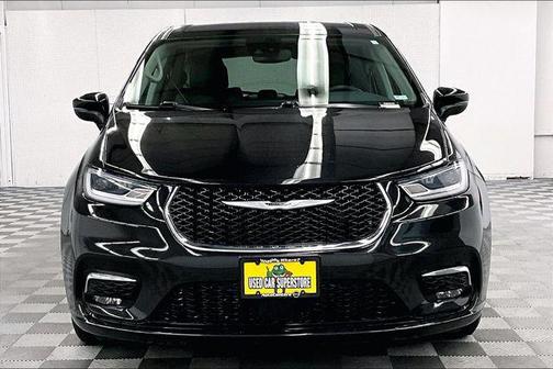 Brilliant Black Crystal Pearlcoat 2023 Chrysler Pacifica Touring L