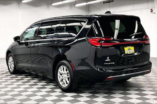 Brilliant Black Crystal Pearlcoat 2023 Chrysler Pacifica Touring L