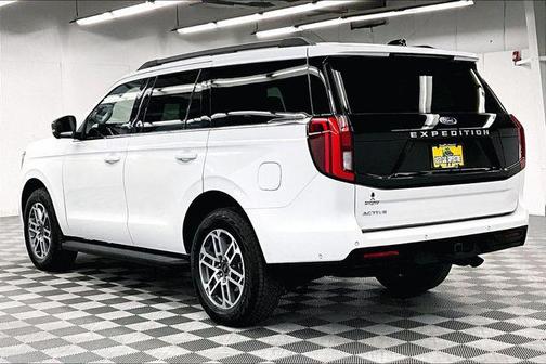 Oxford White 2025 Ford Expedition Active