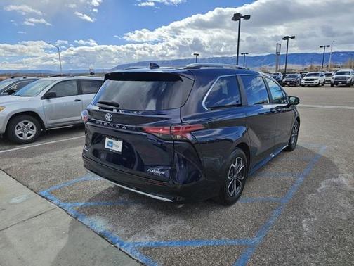 2025 Toyota Sienna Platinum