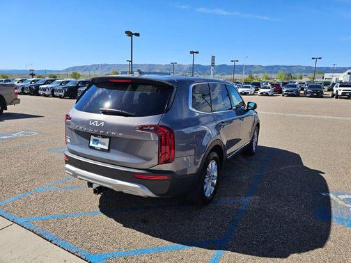 Everlasting Silver 2022 Kia Telluride LX