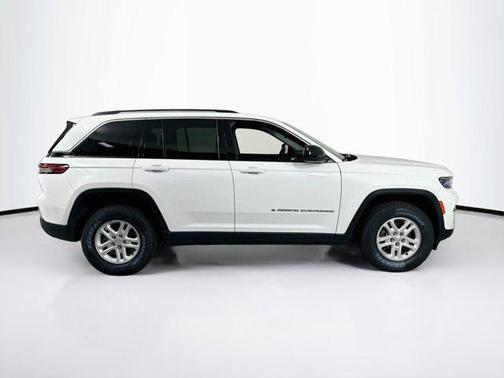 Bright White Clearcoat 2023 Jeep Grand Cherokee Laredo