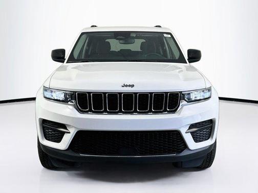 Bright White Clearcoat 2023 Jeep Grand Cherokee Laredo
