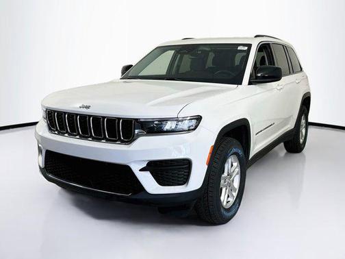 Bright White Clearcoat 2023 Jeep Grand Cherokee Laredo