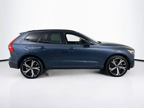2023 Volvo XC60 B5 Ultimate Dark Theme