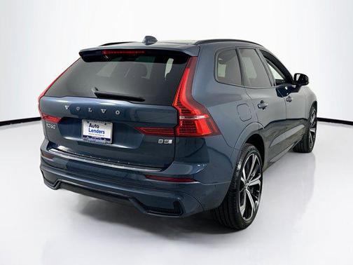 2023 Volvo XC60 B5 Ultimate Dark Theme