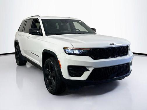 Bright White Clearcoat 2023 Jeep Grand Cherokee Altitude