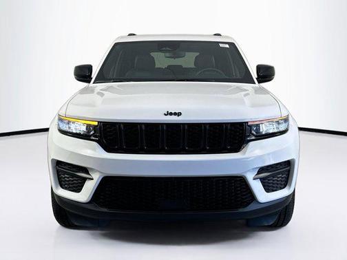 Bright White Clearcoat 2023 Jeep Grand Cherokee Altitude