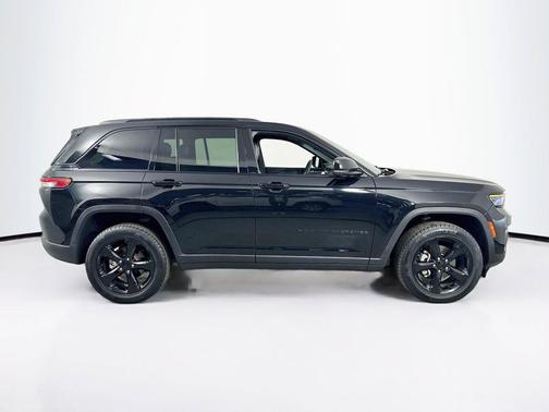 Diamond Black Crystal Pearlcoat 2023 Jeep Grand Cherokee Altitude