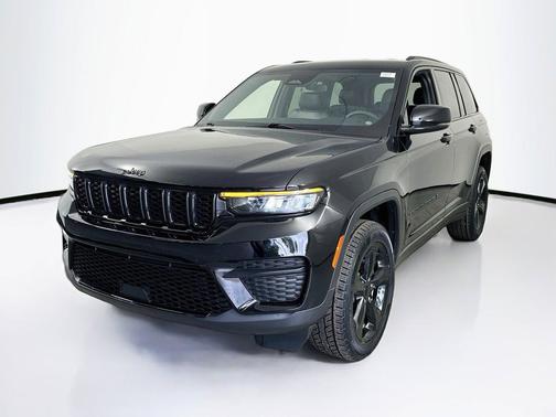 Diamond Black Crystal Pearlcoat 2023 Jeep Grand Cherokee Altitude