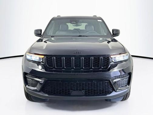 Diamond Black Crystal Pearlcoat 2023 Jeep Grand Cherokee Altitude
