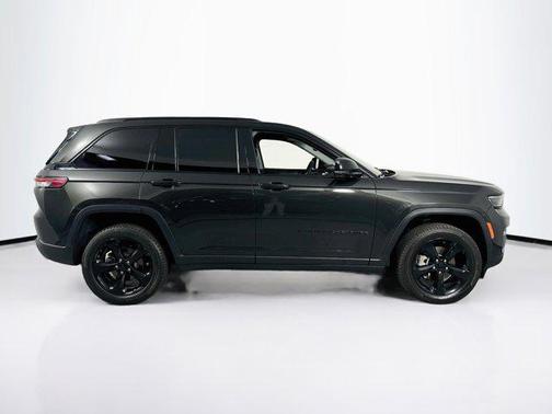 Rocky Mountain Pearlcoat 2023 Jeep Grand Cherokee Limited