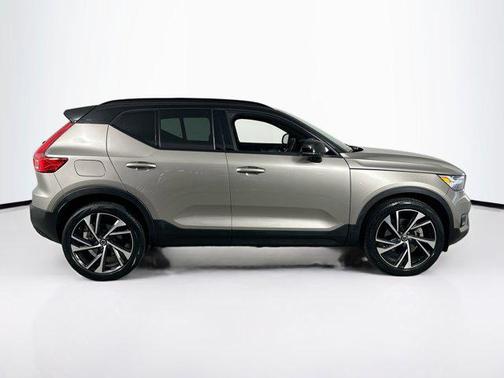 2022 Volvo XC40 T5 R-Design