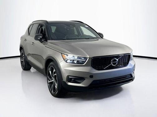 2022 Volvo XC40 T5 R-Design
