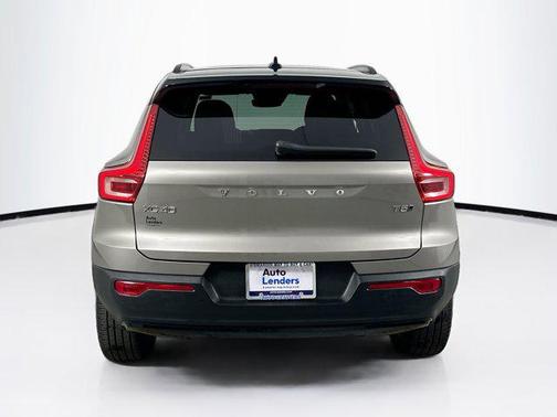 2022 Volvo XC40 T5 R-Design