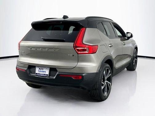 2022 Volvo XC40 T5 R-Design