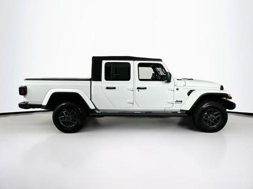 Bright White Clearcoat 2024 Jeep Gladiator Sport S