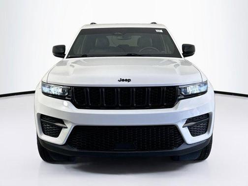 Bright White Clearcoat 2023 Jeep Grand Cherokee Altitude
