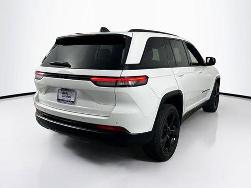 Bright White Clearcoat 2023 Jeep Grand Cherokee Altitude