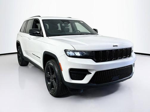 Bright White Clearcoat 2023 Jeep Grand Cherokee Altitude