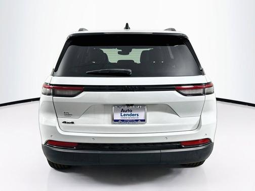 Bright White Clearcoat 2023 Jeep Grand Cherokee Altitude