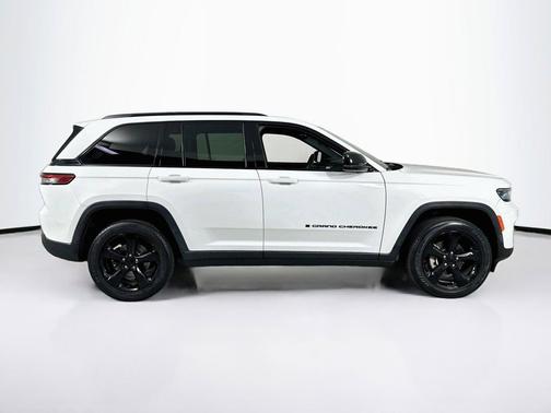 Bright White Clearcoat 2023 Jeep Grand Cherokee Altitude