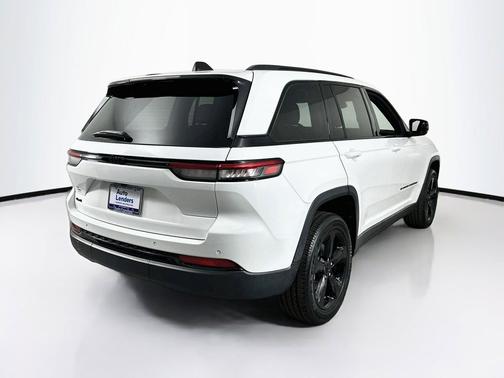 Bright White Clearcoat 2023 Jeep Grand Cherokee Altitude