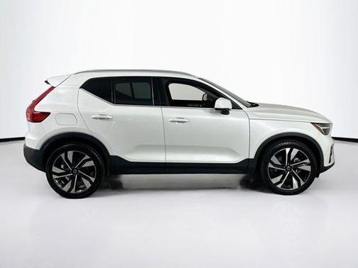 2023 Volvo XC40 B4 Plus Bright Theme