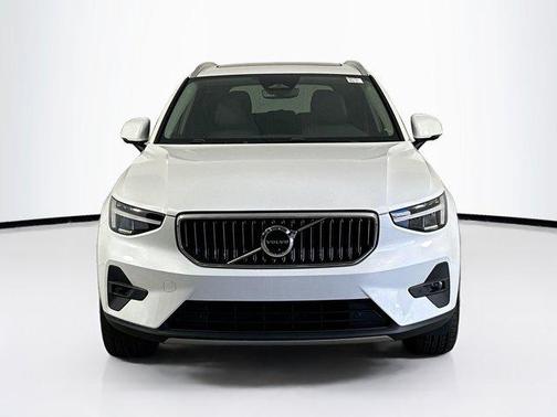 2023 Volvo XC40 B4 Plus Bright Theme