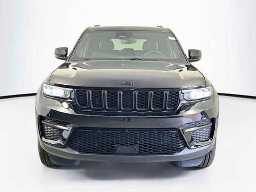 Diamond Black Crystal Pearlcoat 2023 Jeep Grand Cherokee Altitude
