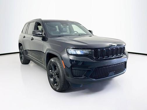Diamond Black Crystal Pearlcoat 2023 Jeep Grand Cherokee Altitude