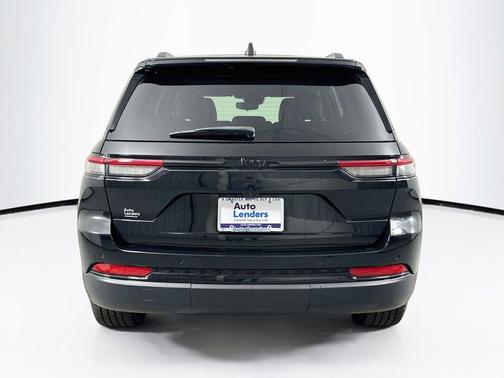 Diamond Black Crystal Pearlcoat 2023 Jeep Grand Cherokee Altitude
