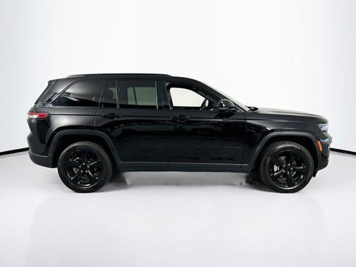 Diamond Black Crystal Pearlcoat 2023 Jeep Grand Cherokee Altitude